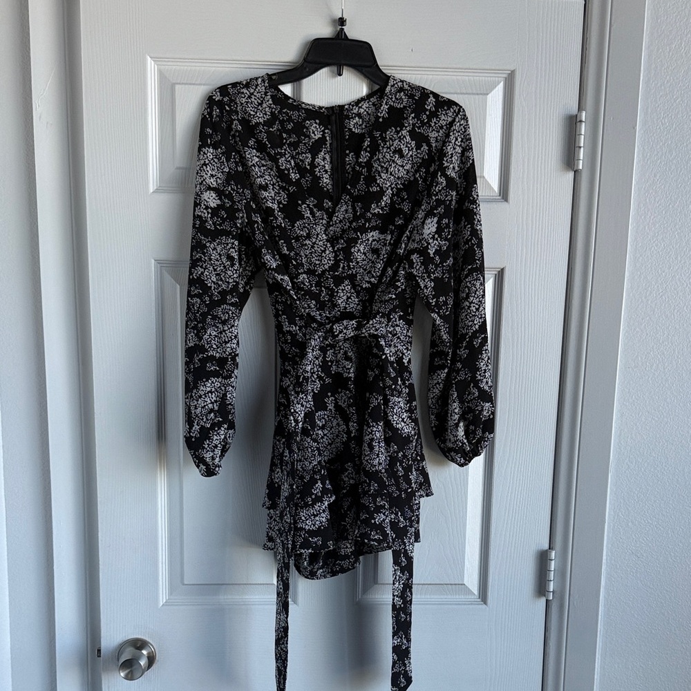 Elegant Black and White Floral Dress w  middle short
